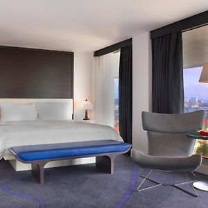 Corner King Suite City View Club Lounge Access